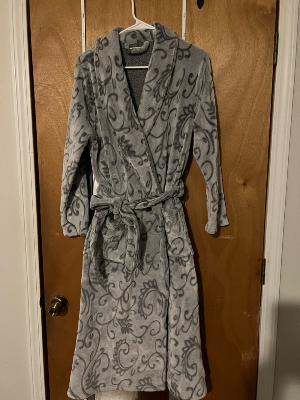 Plush Shawl-Collar Robe in Light Gray Scroll